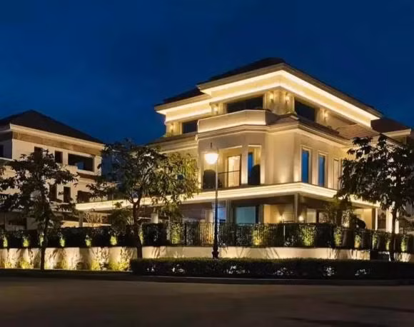 Căn biệt thự của doanh nhân Đức Huy được xây dựng từ tháng 11/2020, khi ấy căn nhà này còn đang xây dựng thô.
