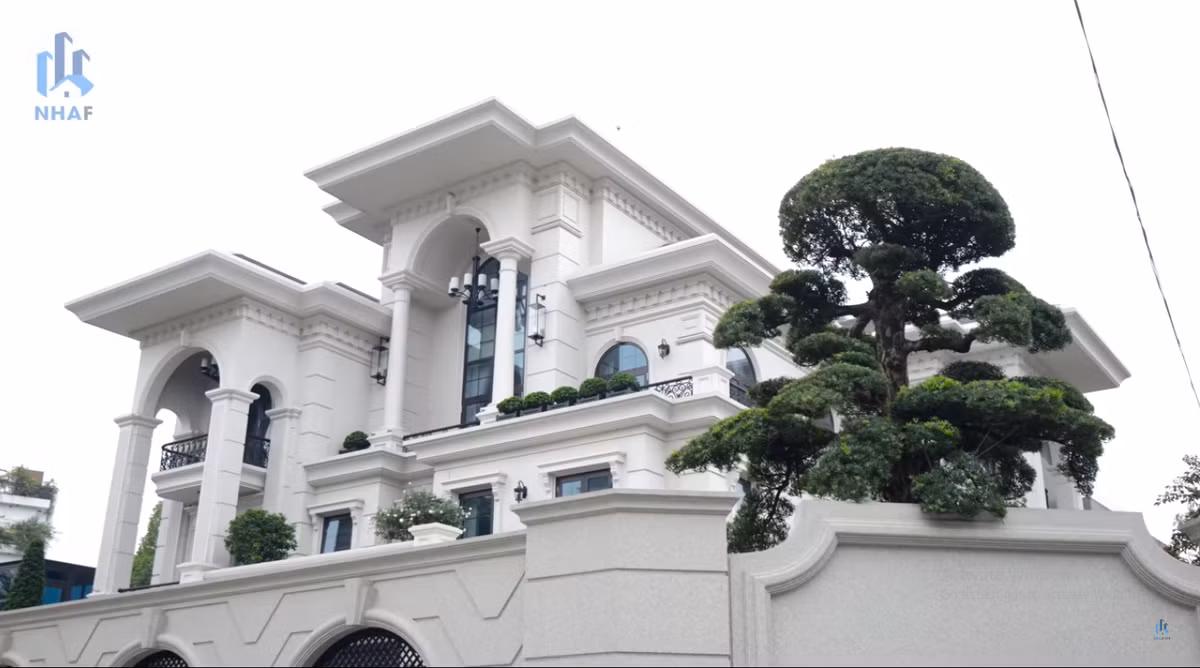 Mới đây, kênh NhaF giới thiệu một căn biệt thự hai mặt tiền bề thế tại Vĩnh Phúc. Nhìn từ bên ngoài, căn biệt thự không khác một cung điện.