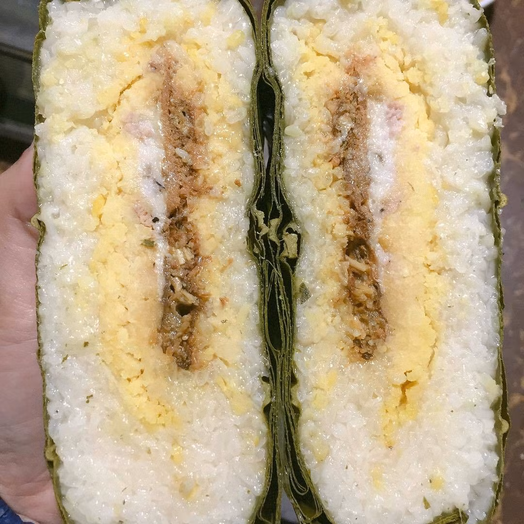 Bánh chưng nhân cá kho làng Vũ Đại xuất hiện trên thị trường khoảng 2 năm trở lại đây, thu hút người tiêu dùng nhờ hương vị độc đáo. Ảnh: Phụ Nữ Việt Nam