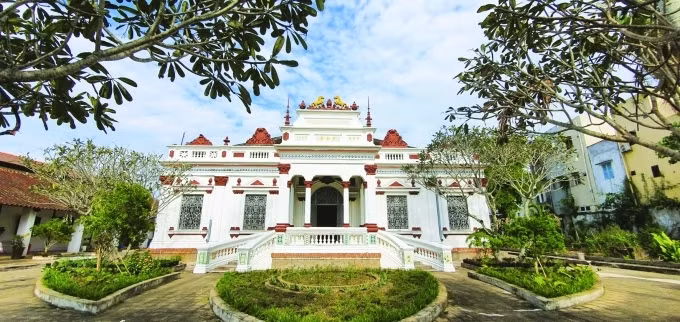 Ngôi nhà của Đốc phủ sứ Hàm Huỳnh Kỳ, được ông cho xây dựng từ năm 1924 theo bản thiết kế của các kiến trúc sư người Pháp. Ảnh: Dlichmientay