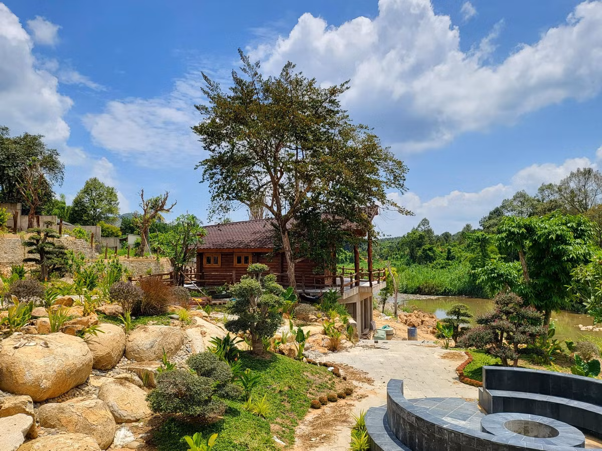 Ngôi nhà của chị gái Hoa hậu Đặng Thu Thảo tọa lạc tại Lâm Đồng, khá rộng rãi, khung cảnh nên thơ và trữ tình.