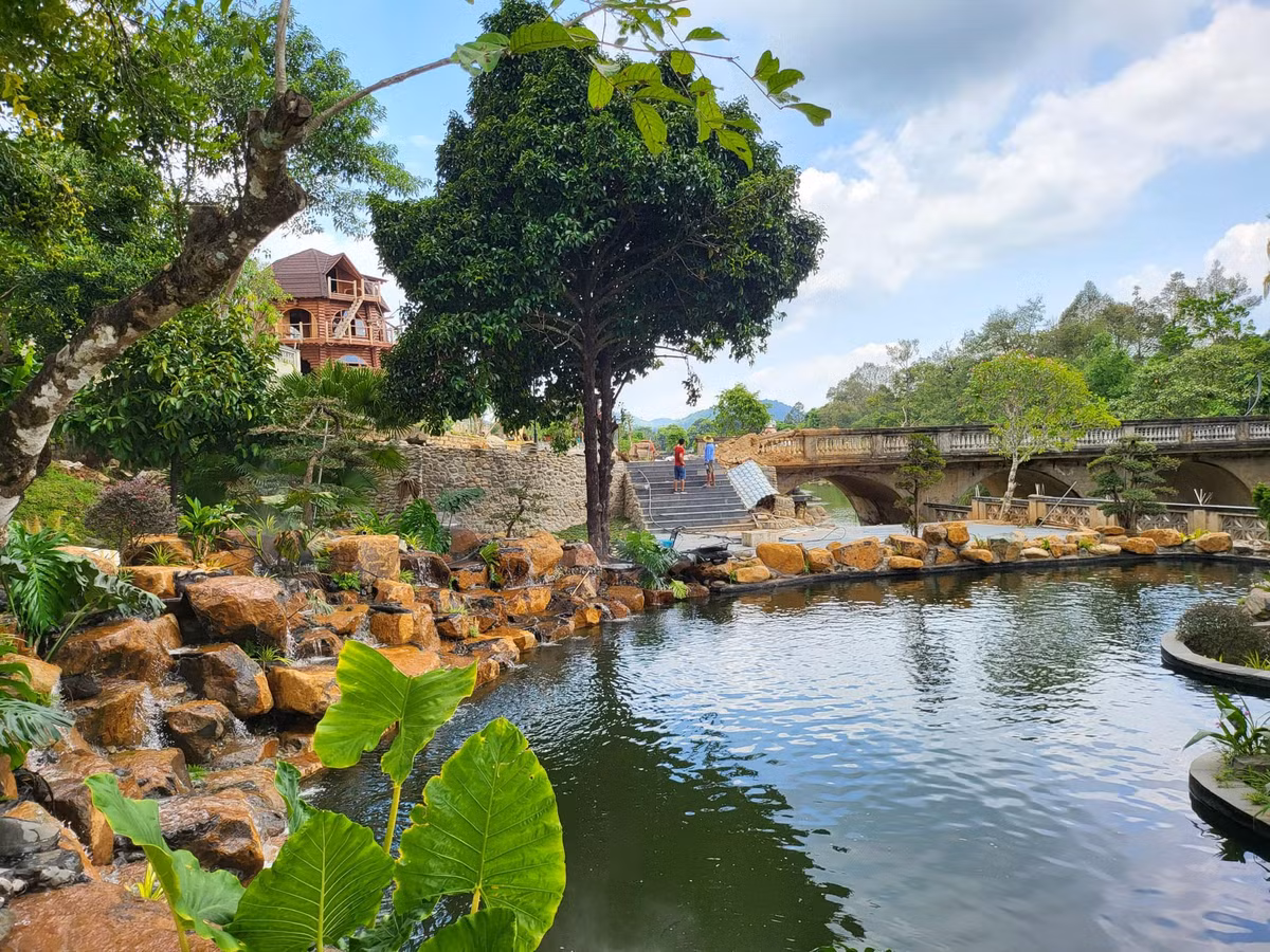 Tại đây, vợ chồng Đặng Thuỳ Trang thiết kế nhiều công trình độc đáo, có hồ bơi, tiểu cảnh, suối nhân tạo...