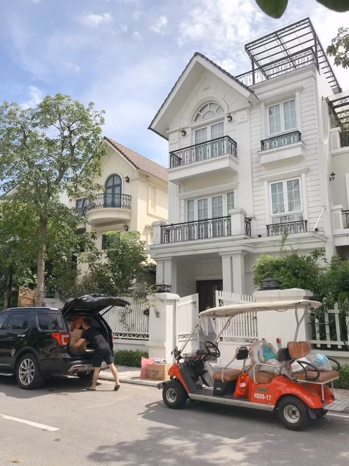 Ngoài ra, Hằng Túi còn được mệnh danh là "tay chơi" bất động sản, khi nắm trong tay hàng loạt bất động sản có giá. Tiêu biểu nhất có căn biệt thự trong khu nhà giàu Long Biên, 1 penthouse gần 600m2, 1 căn nhà đất ở ngã tư Tô Hiến Thành - Phố Huế sầm uất ở Hà Nội.