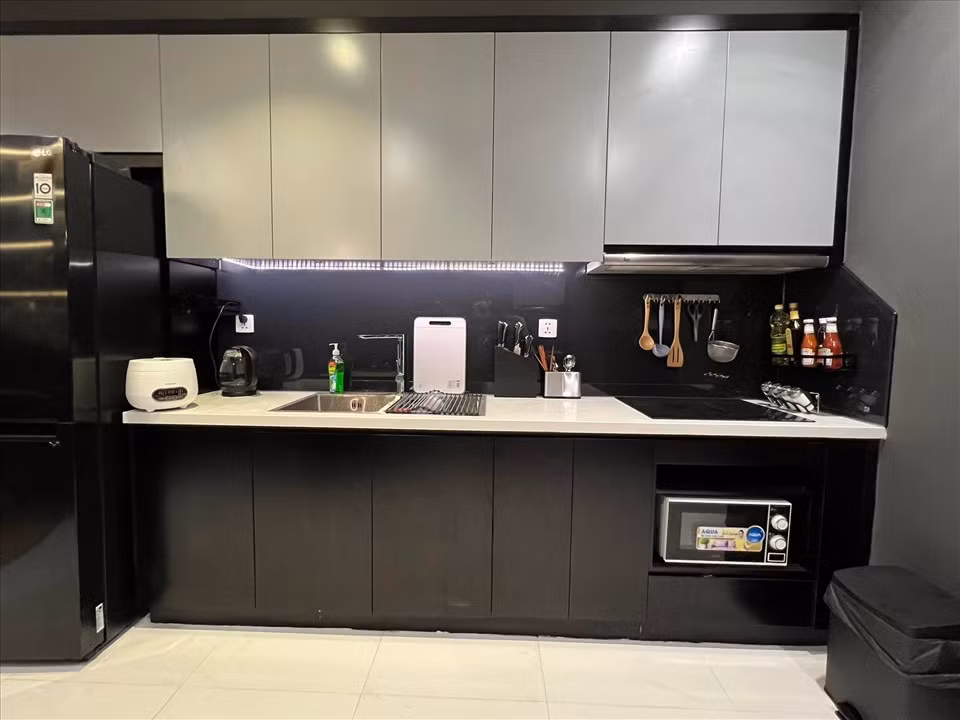 Khu bếp nhỏ gọn, đơn giản vì nam nhạc sĩ không có nhu cầu nấu nướng nhiều. Ảnh: Lao động