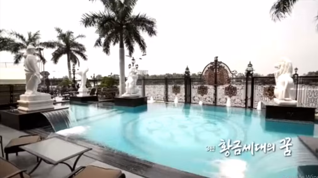Biệt thự của nhà chồng Hà Tăng có bể bơi riêng dễ dàng đáp ứng nhu cầu nghỉ ngơi, thư giãn của các thành viên.