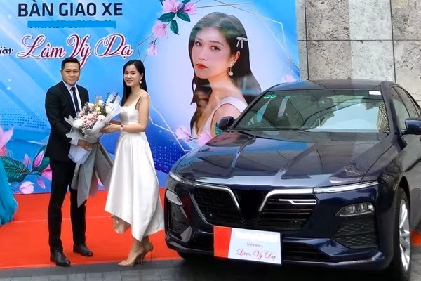Không chỉ sở hữu bất động sản, Lâm Vỹ Dạ còn là chủ nhân hai xế hộp hạng sang có giá trị hàng tỷ đồng. Ảnh: Vietnamnet