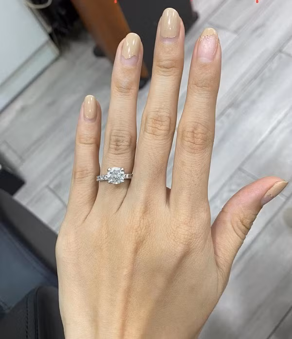 Lâm Vỹ Dạ khoe nhẫn kim cương lấp lánh. Ảnh: FBNV