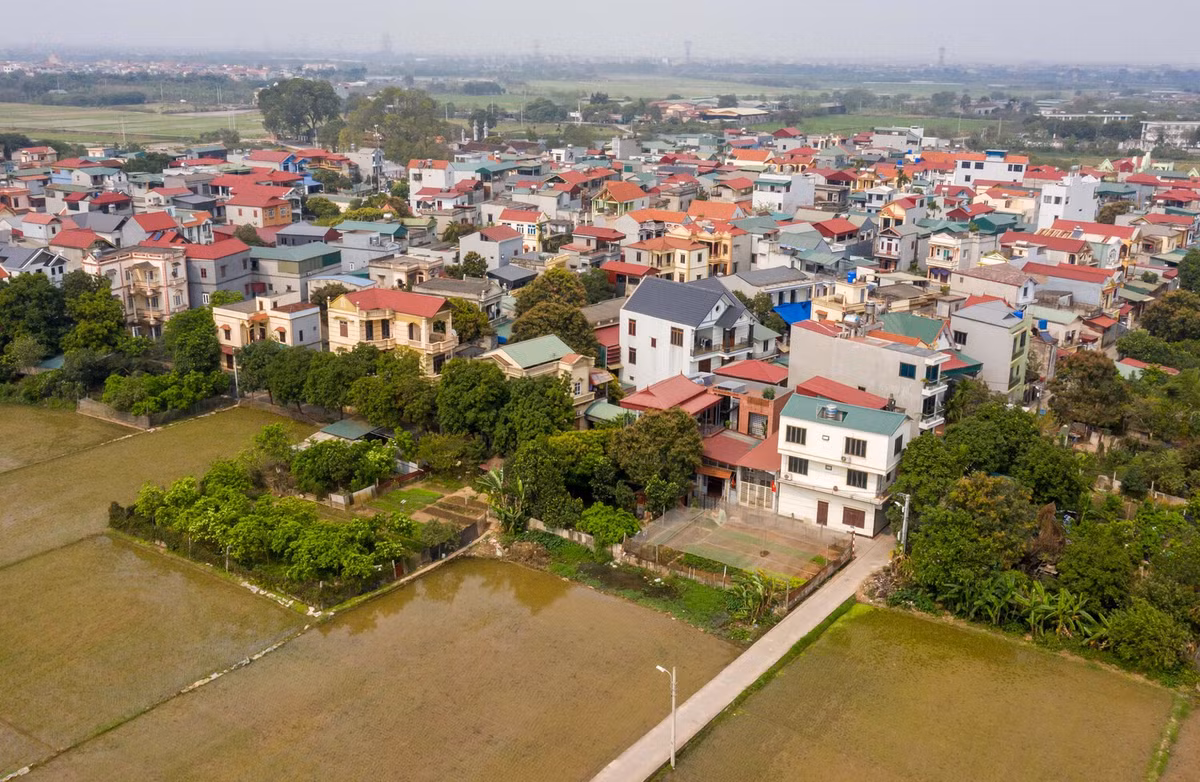 Small Brick House là ngôi nhà ống diện tích 4,3m x 12m, sử dụng chung sân với ngôi nhà cũ của ông bà gia chủ. Nhà có ba mặt giáp với hàng xóm, phía trước hướng về phía Tây Bắc. Mặt trước là sân và một mái sắt dạng gợn sóng, đối diện với cánh đồng ở ngoại ô Gia Lâm - Hà Nội.