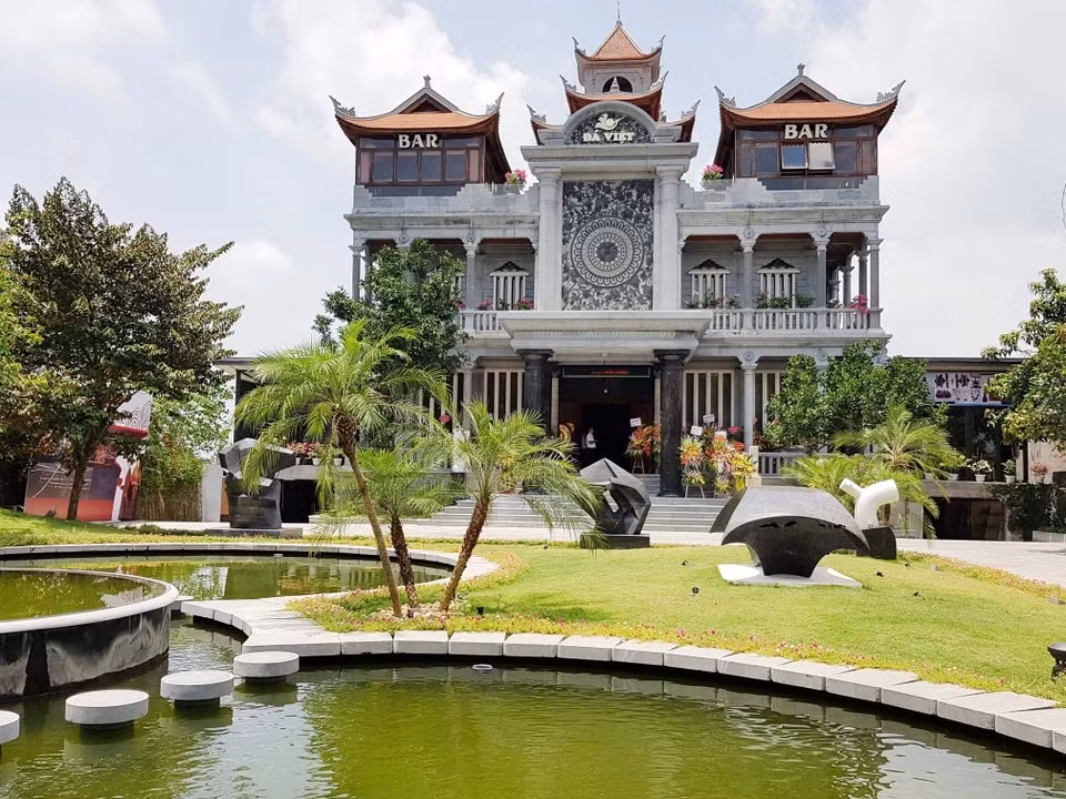 Tọa lạc tại trung tâm Tam Cốc (Hoa Lư, Ninh Bình), tòa lâu đài bằng đá của ông Lương Văn Quang thu hút sự chú ý của đông đảo khách tham quan bởi kiến trục nghệ thuật độc đáo, "có một không hai". Ảnh: Dân trí