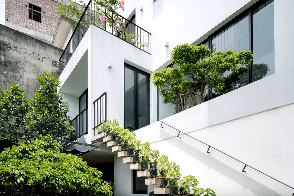 Ngôi nhà chia không gian chức năng thành 4 khối chính và 4 tầng lầu.