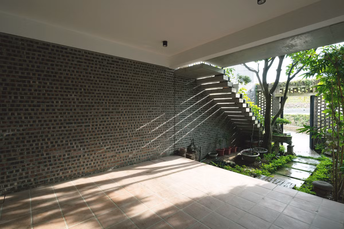 Kiến trúc sư bố trí không gian giao thoa giữa trong và ngoài, nối từ hiên trước ra hiên sau.