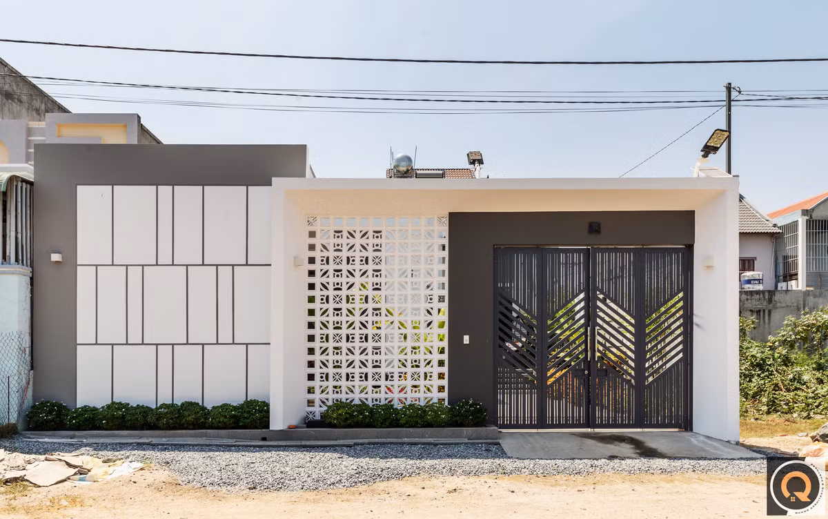 Huong House là ngôi nhà cấp 4 có 2 mặt tiền toạ lạc tại thôn Bình Liêm, xã Phan Rí Thành, huyện Bắc Bình (tỉnh Bình Thuận) do đơn vị Quang Architects &amp; Partners thiết kế.