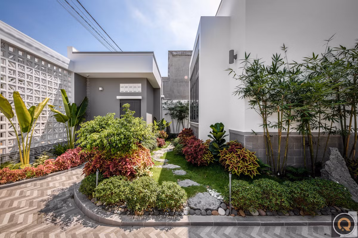 Khoảng đệm giữa hai khu vực động - tĩnh là sân vườn giữa nhà, giải quyết được vấn đề ánh sáng tự nhiên, ngăn cách tiếng ồn cũng như lưu thông không khí hiệu quả.