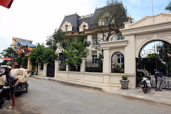 Giữa một vùng quê thuần nông, làng Mẹo nổi bật với những biệt thự nguy nga, lộng lẫy theo phong cách Châu Âu, bề thế như cung điện. Ảnh: Dân Việt