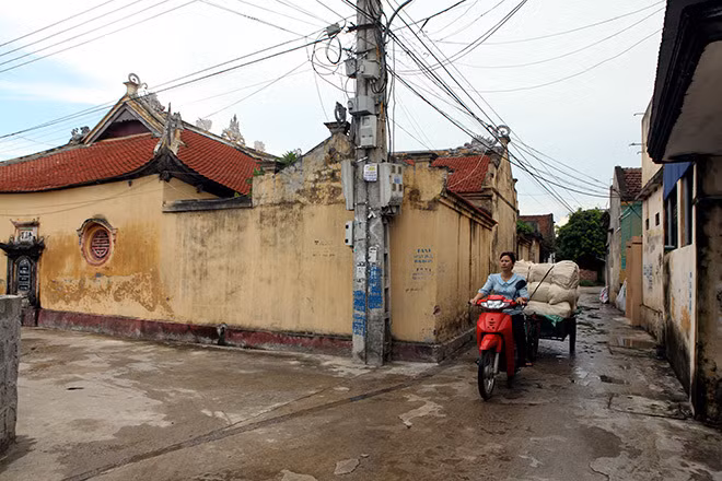 Chiều đến, khung cảnh làng Mẹo tấp nập, xe tải, container nối đuôi nhau ra vào làng, công nhân tan ca đông như trẩy hội. Ảnh: Dân Việt