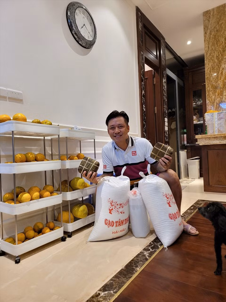 Hiện tại, vợ chồng Tuấn Hưng sống trong biệt thự sang chảnh ở Hà Nội thiết kế theo phong cách Châu Âu với nhiều nội thất đắt đỏ.