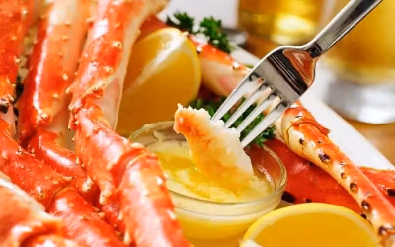 Nhiều loại thực phẩm đắt nhất thế giới có giá cao ngất ngưởng bởi hương vị ngon. Và cua hoàng đế cũng không ngoại lệ. Loại cua này chứa đầy thịt mềm, tan chảy trong miệng. Do đó, những chiếc chân cua cua hoàng đế thường được so sánh với thịt tôm hùm chất lượng cao nhất. Ảnh: Getty