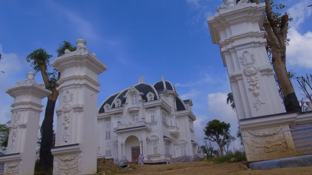 Trước đó, vào năm 2019, căn biệt thự xây trên khu đất hàng nghìn m2 của cụ cũng từng gây xôn xao dư luận. Ảnh: Doanh nghiệp &amp; Kinh doanh