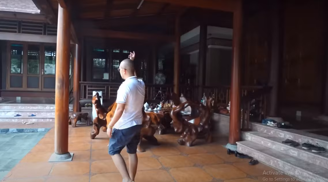 Toàn bộ cột nhà bên ngoài được làm từ gỗ lim.
