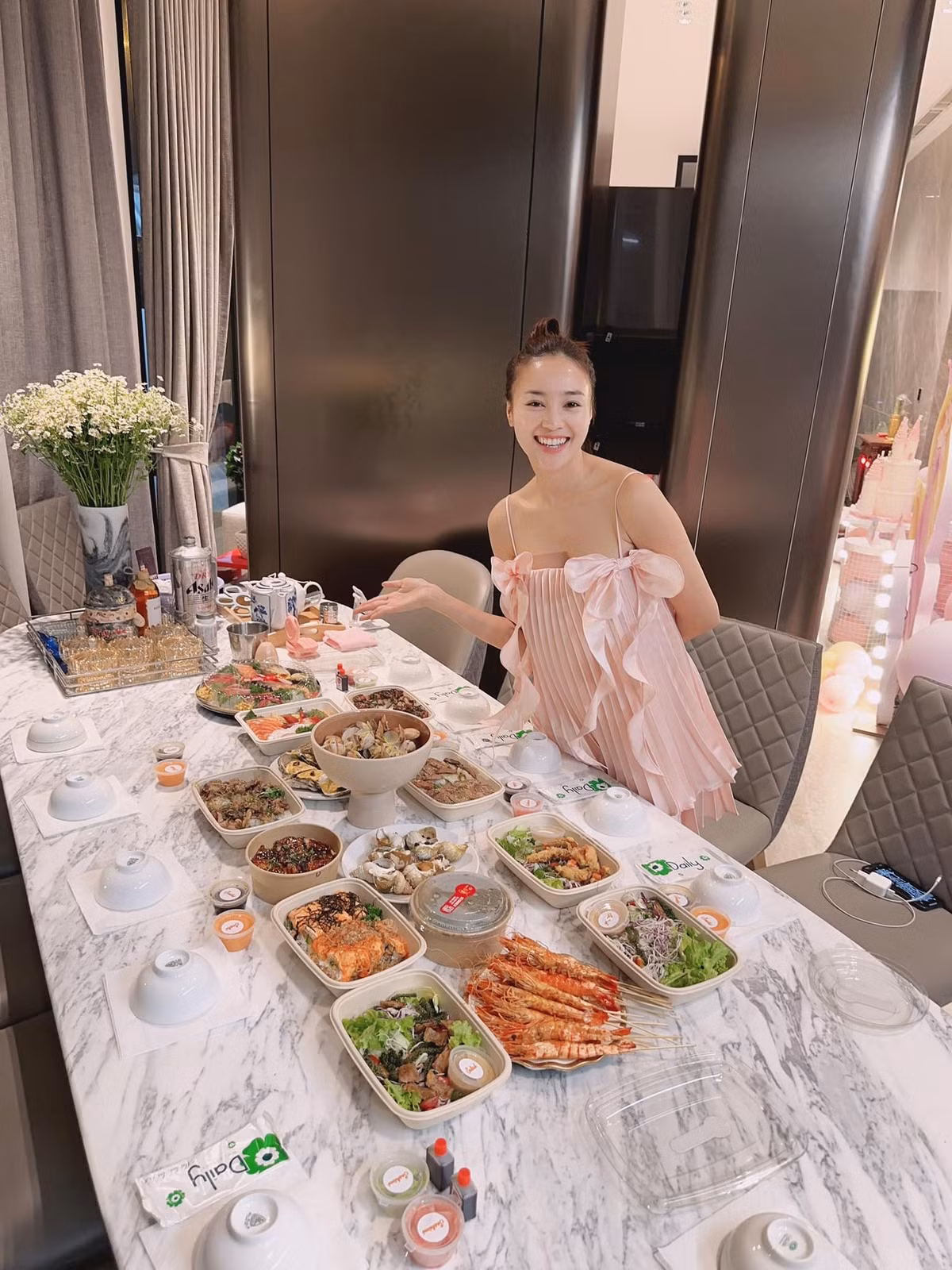 Bộ bàn ăn sang trọng là nơi Lan Ngọc tổ chức những bữa gặp gỡ gia đình. Nguồn ảnh: FBNV