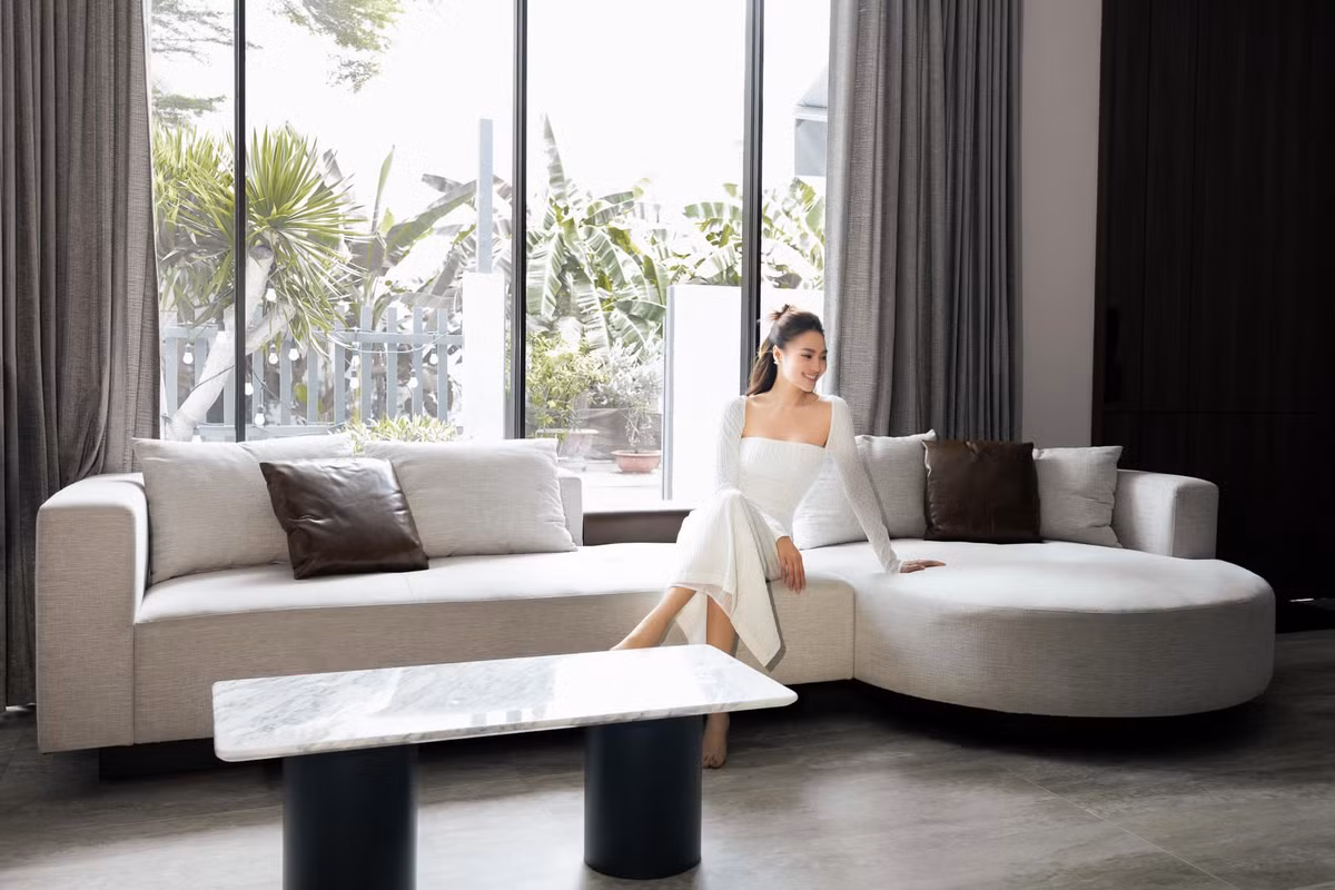 Trong những bức ảnh này, nữ diễn viên phô diễn vẻ đẹp của căn nhà ở nhiều khu vực như phòng khách, nhà tắm, bếp... Theo đó, phòng khách trang hoàng theo phong cách tối giản với gam màu trắng – xám.