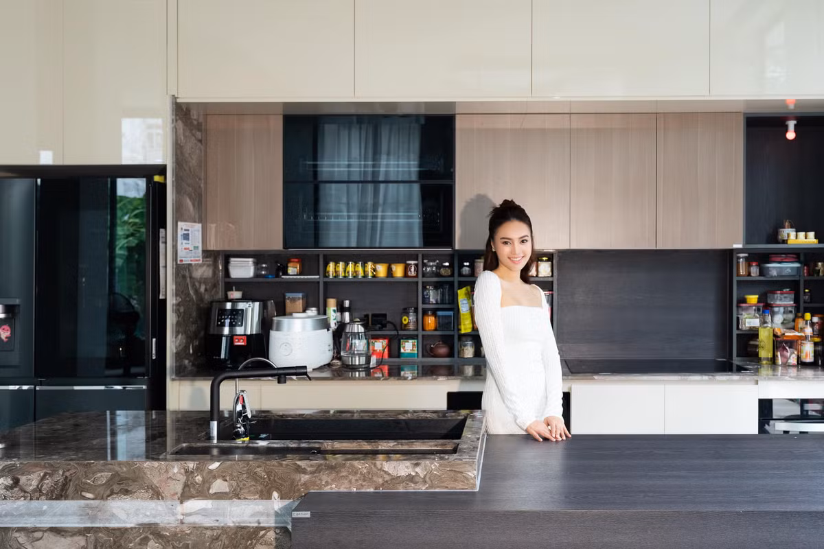 Khu vực bếp trong nhà Ninh Dương Lan Ngọc khá rộng với những trang thiết bị hiện đại.