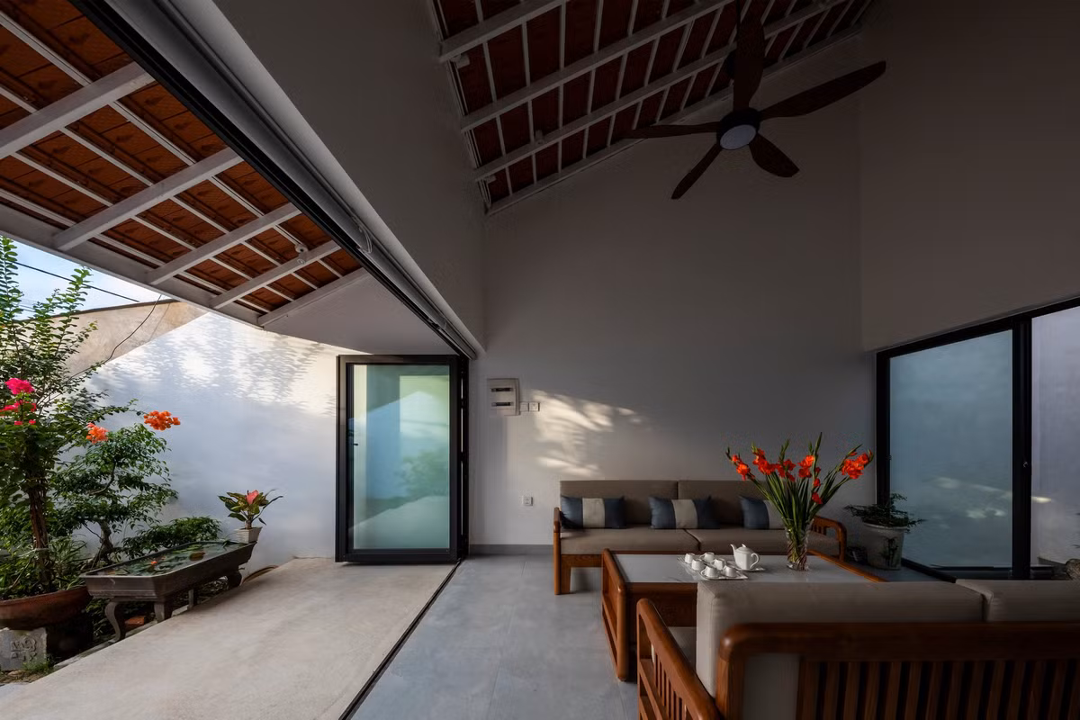 Nhờ đó, các khối chức năng lồng ghép với khối tích và cao độ khác nhau tạo sự phân chia ước lệ và đa dạng các không gian trong nhà, giảm bớt sự nhàm chán như thiết kế thông thường.