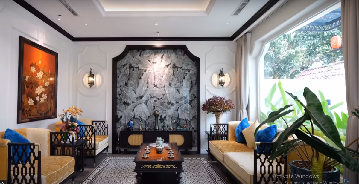 Bên trong căn biệt thự thiết kế theo phong cách Indochine ấn tượng. Từ phòng khách có thể phóng tầm mắt nhìn ra khu vực sân vườn.