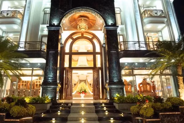 Chính giữa là cửa nhà bằng gỗ hương liền khối. Riêng phần gỗ ở cửa và trần đã khoảng 17 khối gỗ.