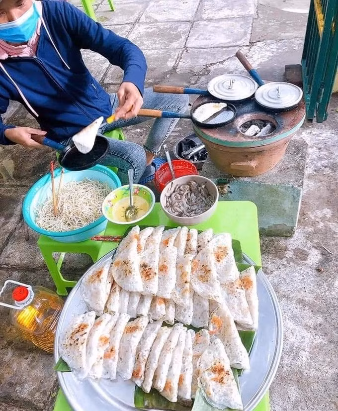 Nhiều người không khỏi ngạc nhiên trước mức giá siêu rẻ tại khu chợ này. Tuy nhiên, theo người dân, đây là mức giá "hoàn toàn có thật" ở các khu chợ địa phương. Ảnh: Dân trí
