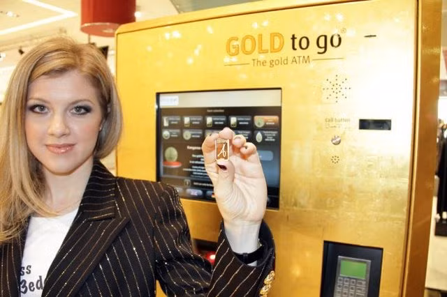 Nhà giàu Dubai còn có thể rút thỏi vàng tại máy ATM vàng. Ảnh: Getty