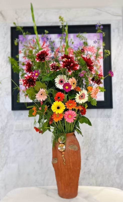 Những bình hoa xinh xắn tô điểm cho không gian sống của Thanh Hương. Ảnh: FBNV