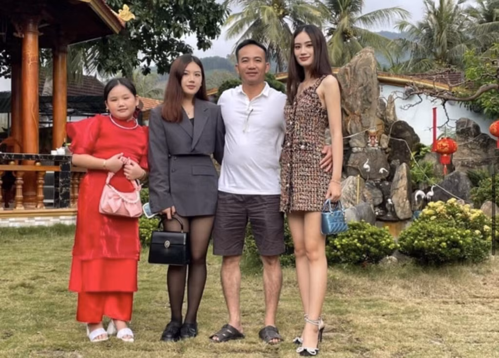 Bố Ý Nhi làm giám đốc công ty xây dựng, mẹ làm nội trợ, dưới cô có hai em gái. Tân hoa hậu rất ngưỡng mộ người bố bản lĩnh của mình. Ảnh: FBNV