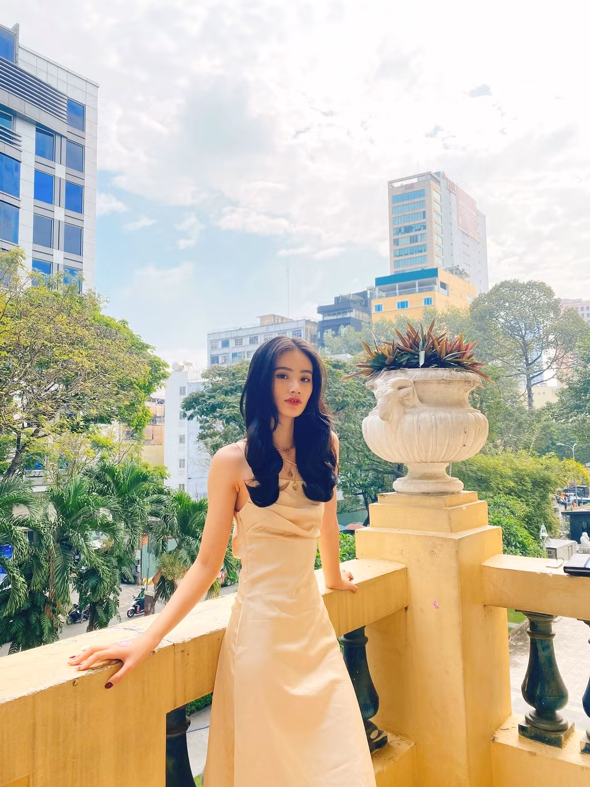 Bên cạnh việc học, tân hoa hậu làm mẫu ảnh, diễn thời trang cho các trường đại học. Ảnh: Tiền phong