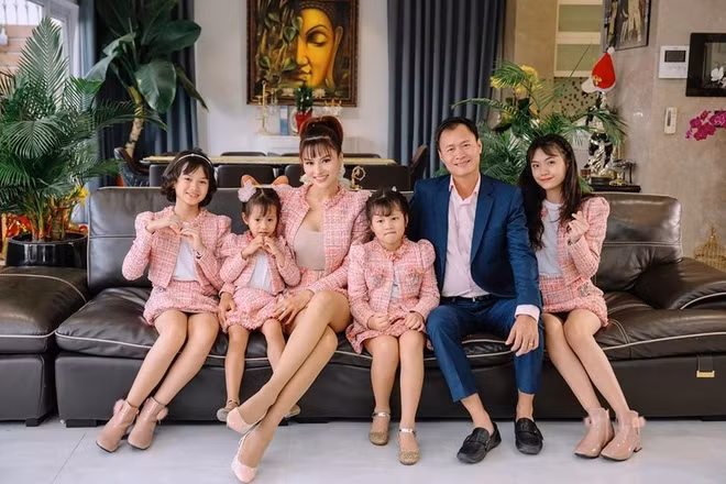 Me man khu vuon ngap tran hoa hong trong nha Vu Thu Phuong