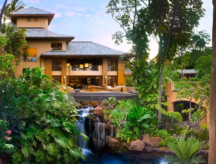 Ellison đã biến hòn đảo thành một nơi trù phú dành cho những người siêu giàu. Trên đảo có khách sạn Four Seasons và nhà hàng sushi cao cấp. Ảnh: HANDOUT