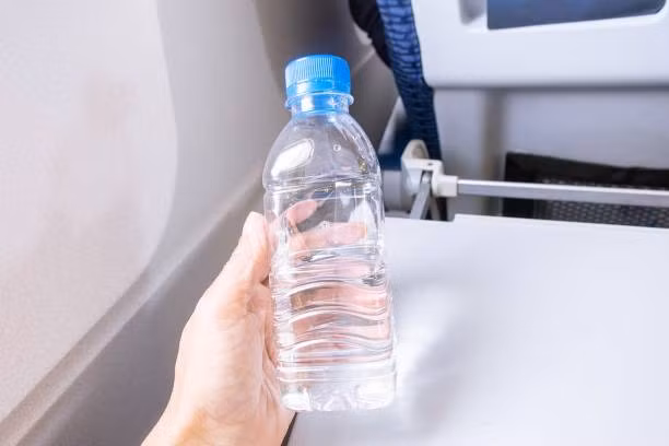 Ngoài ra, hành khách cũng cần chú ý đến chất lượng nước trong nhà vệ sinh trên máy bay. Nếu phải đánh răng, tốt nhất nên sử dụng nước đóng chai vì có thể nước trong bình nước trên máy bay không ở trong tình trạng tốt nhất. Ảnh: iSock