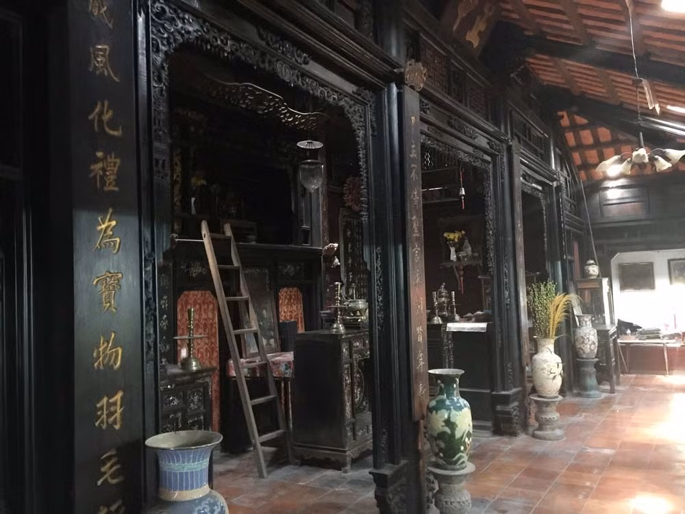 Căn nhà cổ hơn 130 năm có kết cấu 5 gian 2 chái. Các thanh xà, cột, tấm gỗ đều được đục mộng, lắp ghép lại với nhau, không dùng đinh nhưng rất chắc chắn. Ảnh: Vietnamnet