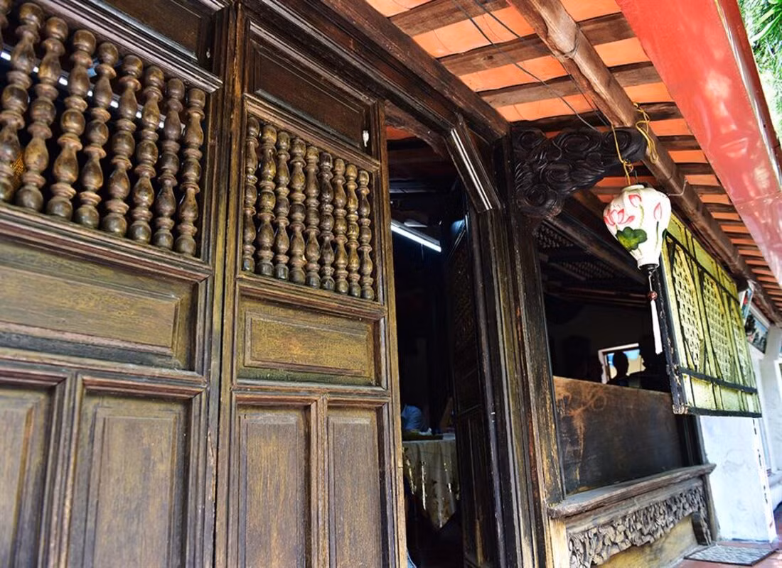 Ngôi nhà được xây dựng từ năm 1889 đến năm 1892 trên khu đất rộng 1.333 m2. Nhà có diện tích hơn 500 m2, kiến trúc theo kiểu chữ Đinh, đặc trưng của nhà truyền thống Việt Nam thế kỷ 19. Ảnh: Mia