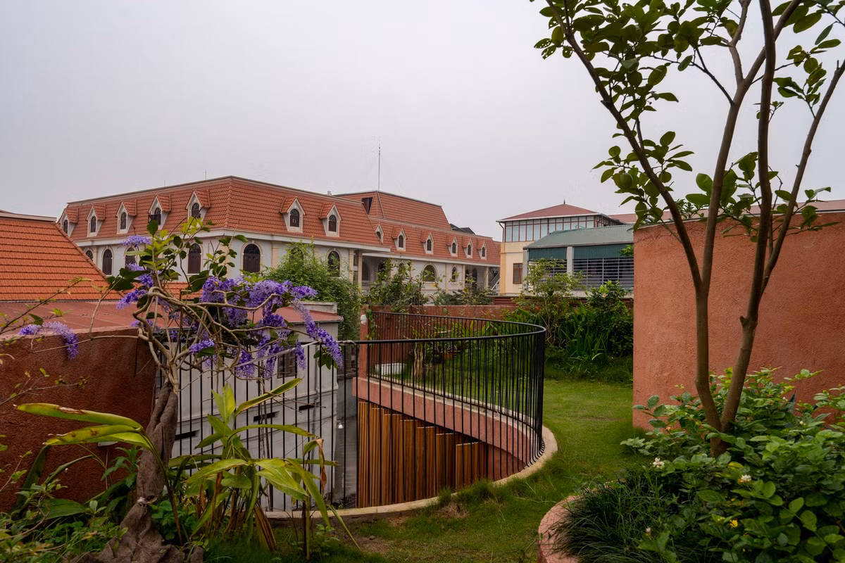 Trong bối cảnh đô thị Hà Nội phát triển nhanh, mất cân bằng sinh thái, việc tạo dựng không gian sống gần gũi với thiên nhiên là điều vô cùng quan trọng để đạt được sự cân bằng và thư thái.