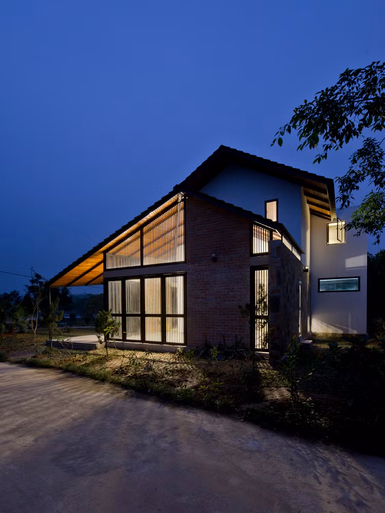 Nhờ hệ sinh thái miền núi nguyên sinh hầu như chưa bị tác động bởi con người và các loại động vật hoang dã vẫn sinh sống, Ba Vì là địa điểm lý tưởng để cư dân thành thị tận hưởng và bắt đầu giao hòa với thiên nhiên. Đây cũng là mục tiêu chính để nhóm kiến trúc sư bắt đầu dự án này và thực hiện tất cả các sứ mệnh của nó.