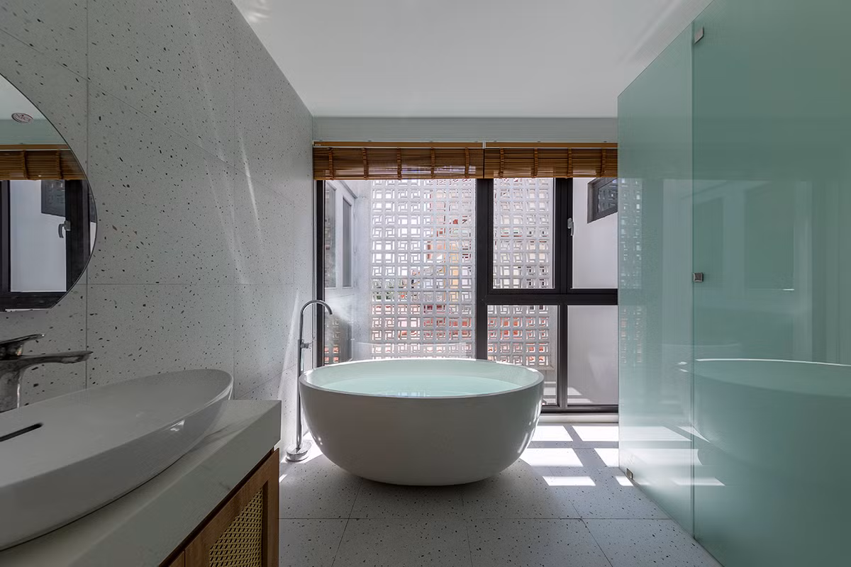 Phòng vệ sinh tràn ngập ánh sáng tự nhiên nhờ hệ cửa kính lớn. Nguồn ảnh: Paul Phan/Kaa Architects