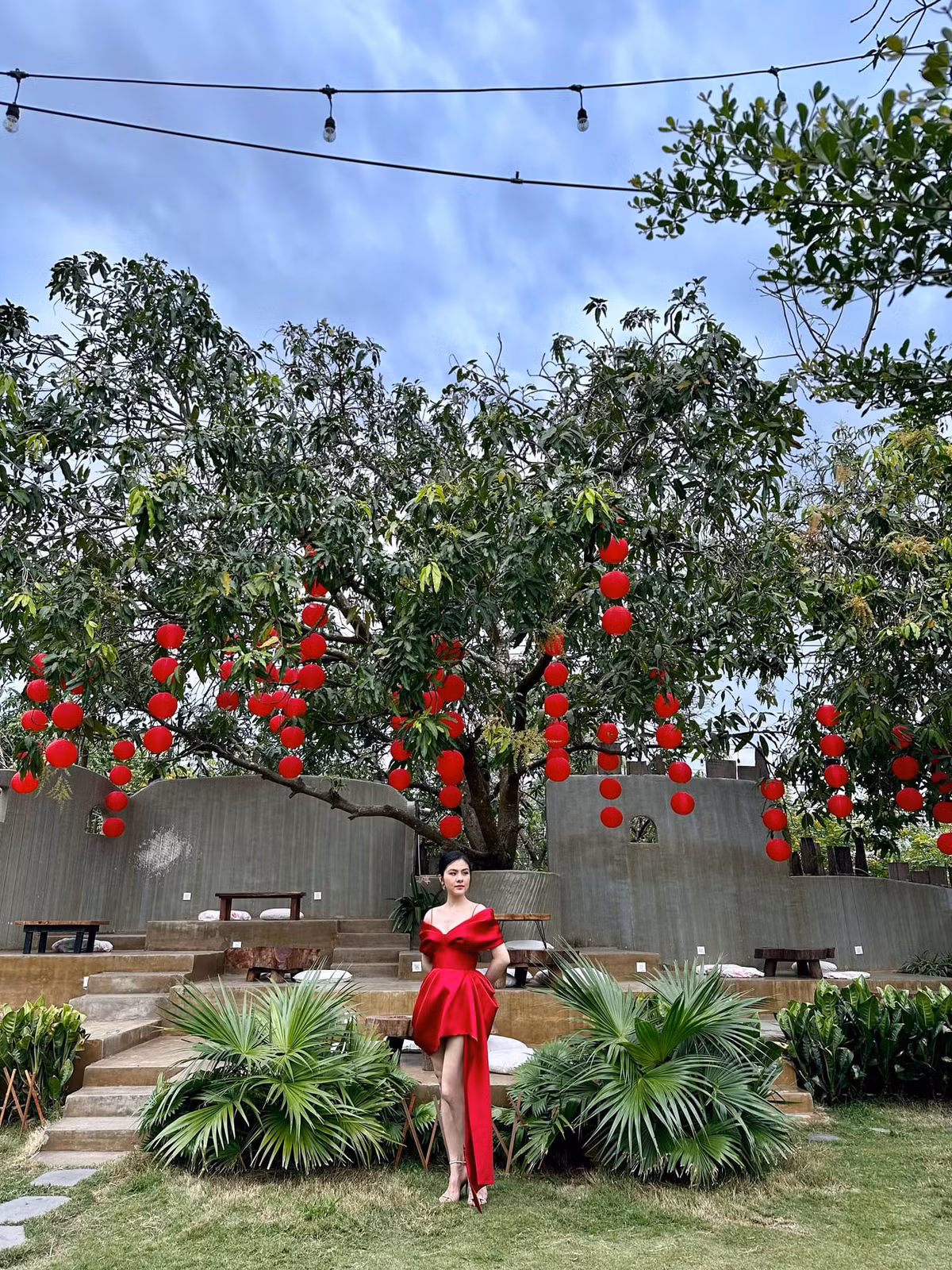Theo đó, nữ diễn viên sử dụng màu đỏ chủ đạo để trang trí cho cơ ngơi khủng ở quê.