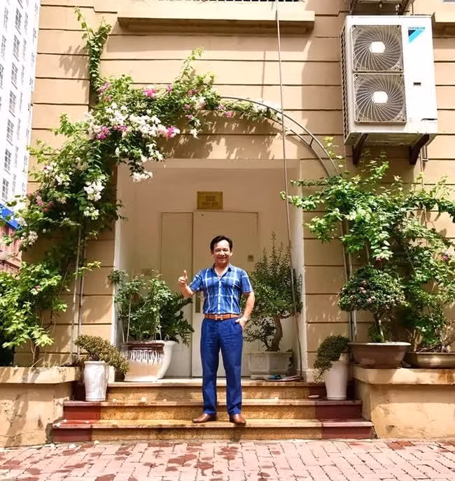 Được biết, anh đã bỏ tiền mua hai căn hộ 2 tầng liền nhau và sửa lại để ở. Phần sân thượng của căn hộ được cải tạo thành nơi vui chơi, đồng thời trồng được rau sạch.