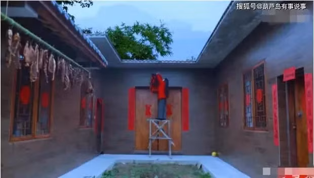 Căn nhà ở bên trong là kiểu nhà nông thôn Trung Quốc điển hình với cánh cửa, cửa sổ đều bằng gỗ đã ngả màu thời gian.