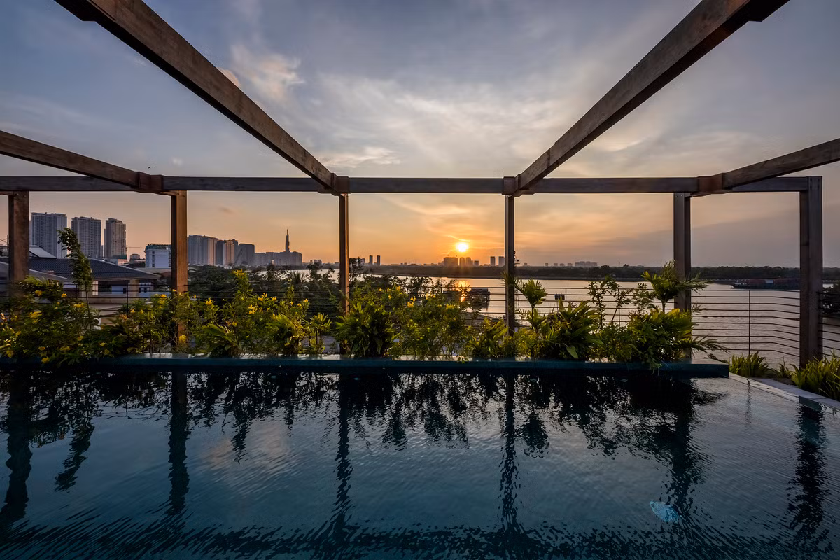 Bể bơi có view sông nước và thành phố, là nơi lý tưởng ngắm hoàng hôn và bình minh. Nguồn ảnh: Hiroyuki Oki