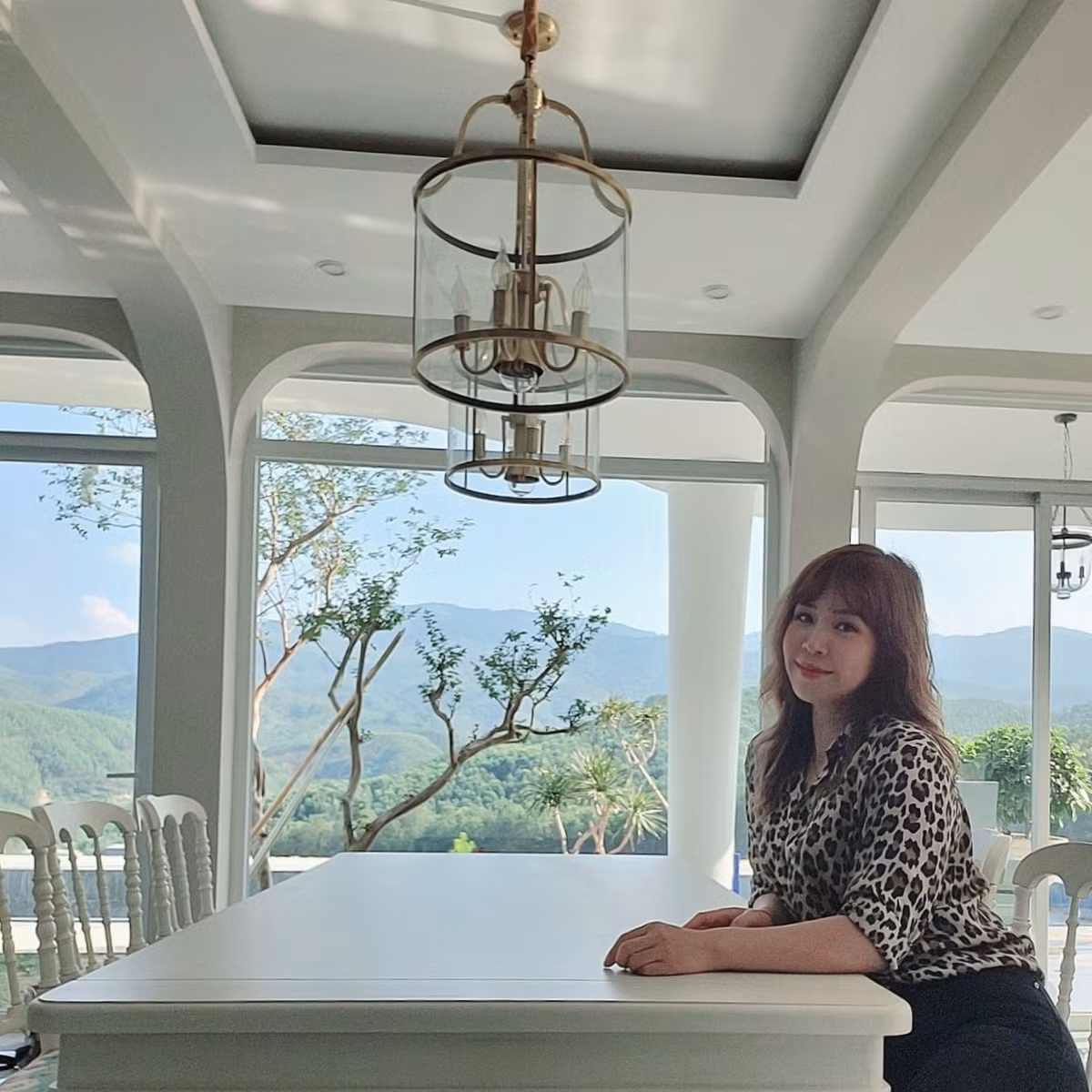 Góc bàn ăn xinh xắn với tầm "view triệu đô".