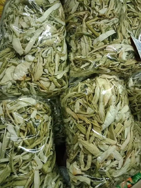 Trên một số trang thương mại điện tử, dọc mùng sấy khô được bán theo lạng hoặc đóng túi sẵn. Ảnh: Internet