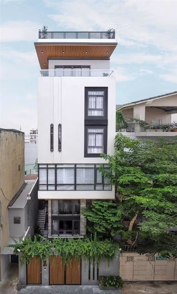 Hiện tại, vợ chồng Lê Hoàng "The Men" sống trong ngôi nhà 7 tầng diện tích 1.000m2, trị giá 40 tỷ đồng nằm ngay trung tâm TP HCM.