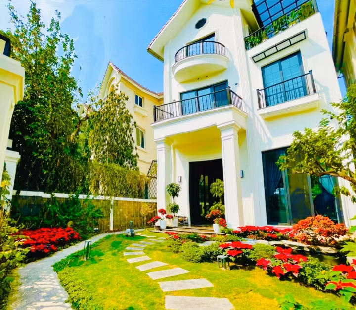 Nữ diễn viên đang sống cùng chồng con trong căn biệt thự hoành tráng như khách sạn 5 sao ở trung tâm TP Hà Nội. Ảnh: FBNV